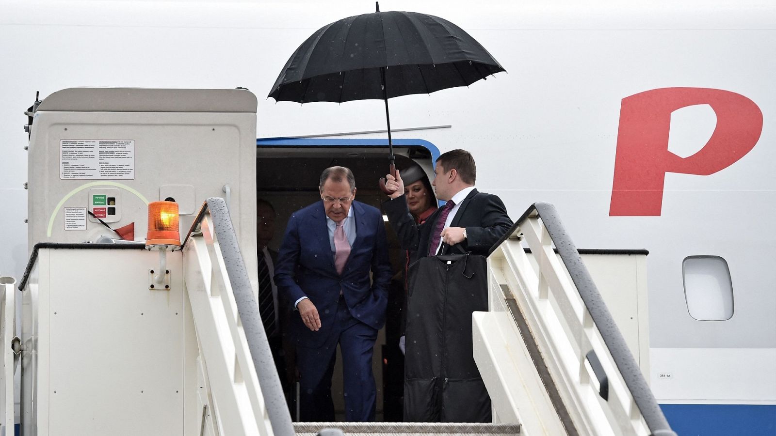 Imagen de archivo del ministro de Exteriores ruso, Serguéi Lavrov, saliendo de su avión en Belgrado, Serbia, en 2014. Foto: Andrej ISAKOVIC / AFP