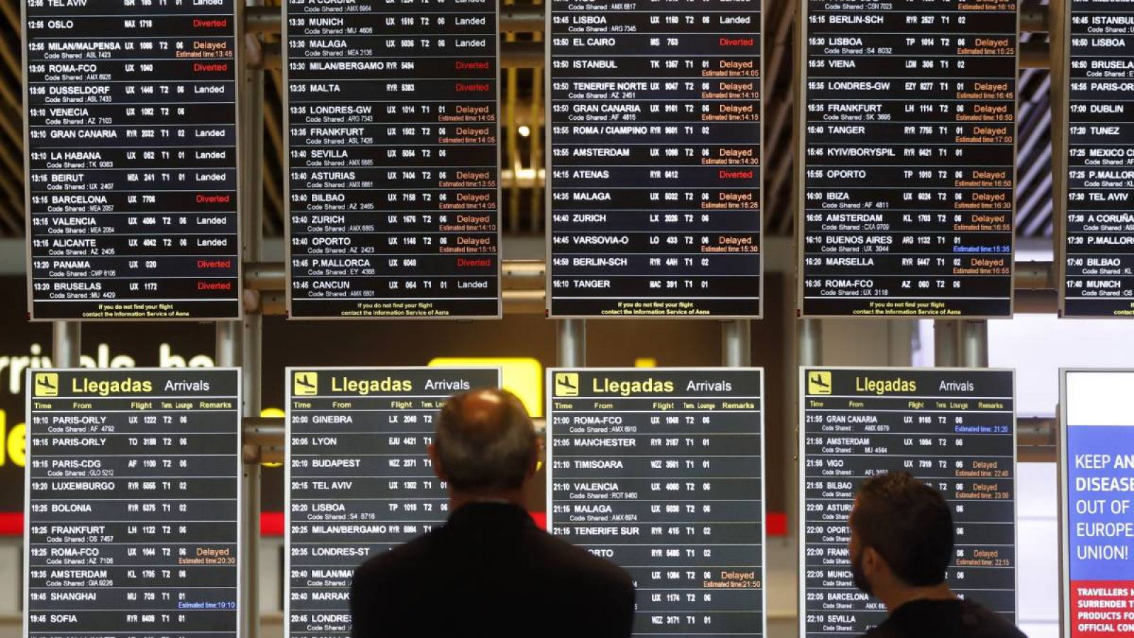 Iberia denuncia el "caos" en la zona de control de pasaporte en Barajas e Interior niega colas o retrasos significativos