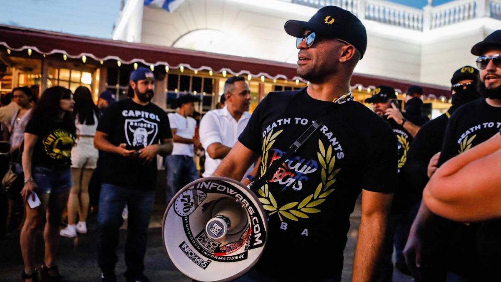 Henry "Enrique" Tarrio, líder de 'The Proud Boys', asiste a una protesta en apoyo a los cubanos que se manifiestan contra su gobierno, en Miami, Florida.