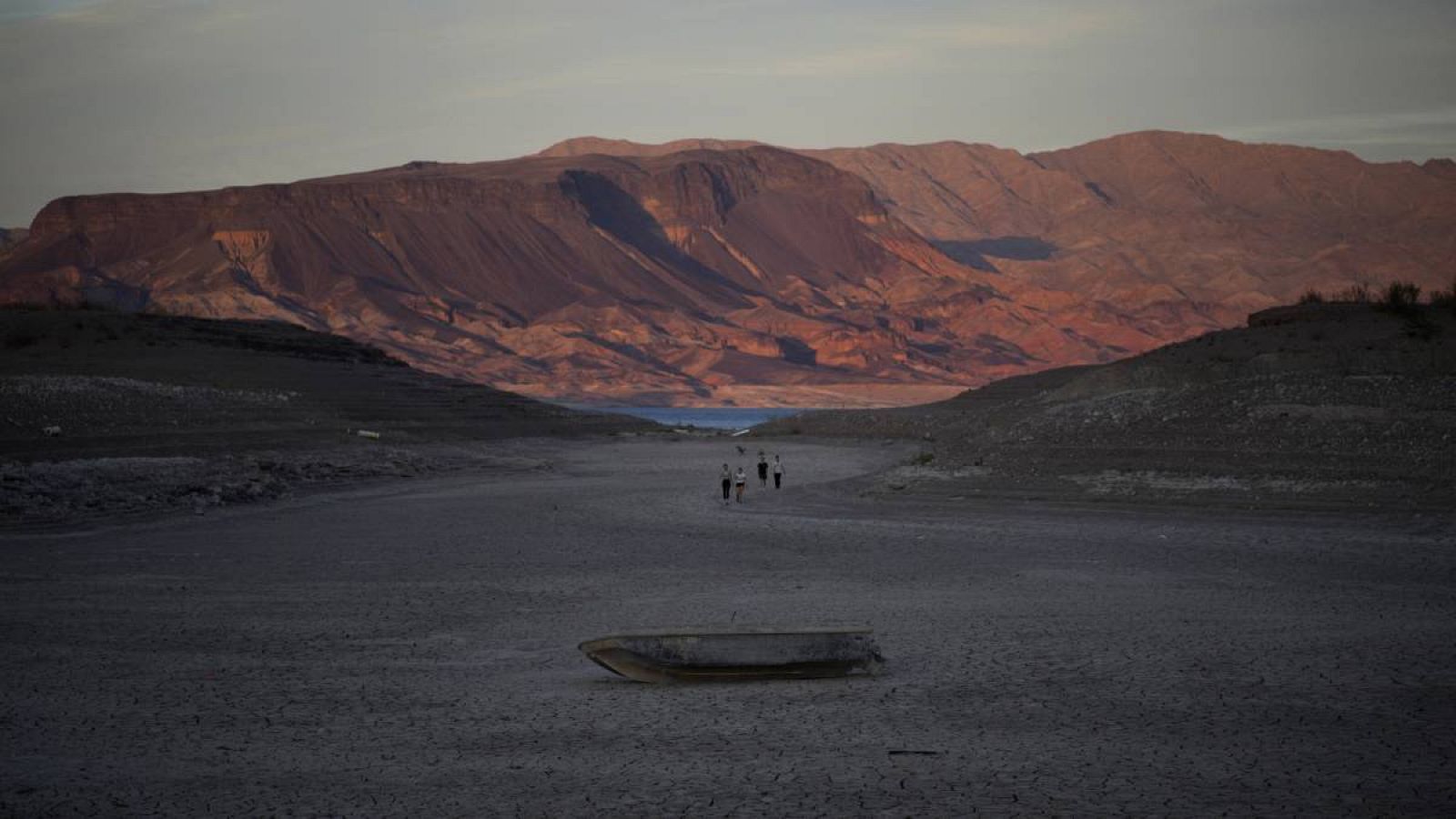 Un bote anteriormente hundido se asienta sobre tierra agrietada a cientos de pies de lo que ahora es la costa del lago Mead en el Área Recreativa Nacional del Lago Mead, cerca de Boulder City, Nevada.