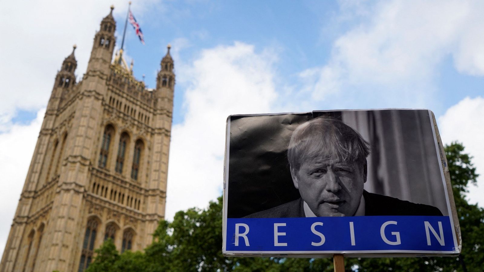 Una fotografía tomada el 6 de junio muestra un cartel con la foto de Boris Johnson y la palabra "dimite" frente al Parlamento británico en Londres. Niklas HALLE'N / AFP