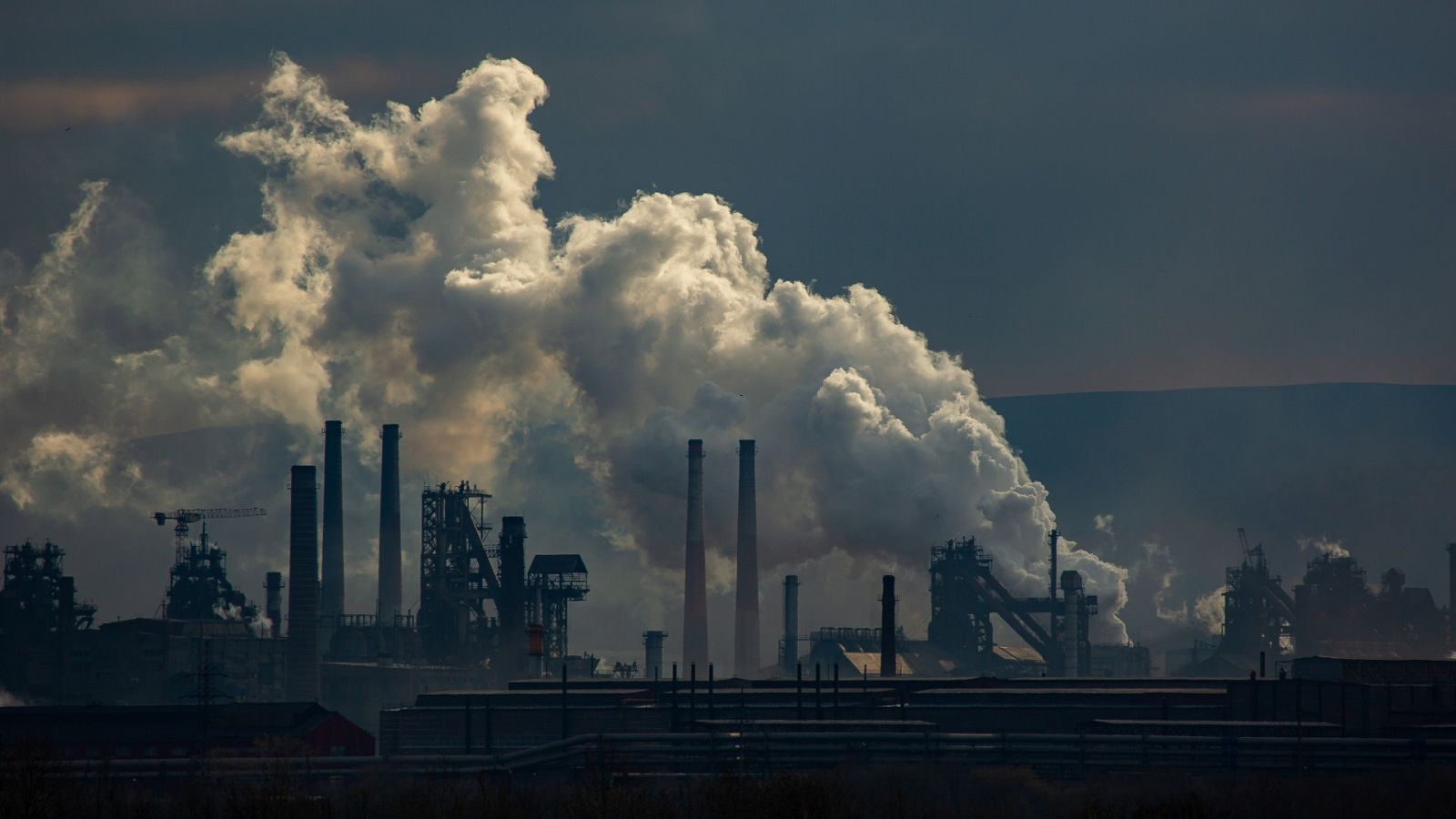Una fábrica emite humo, en una imagen de archivo