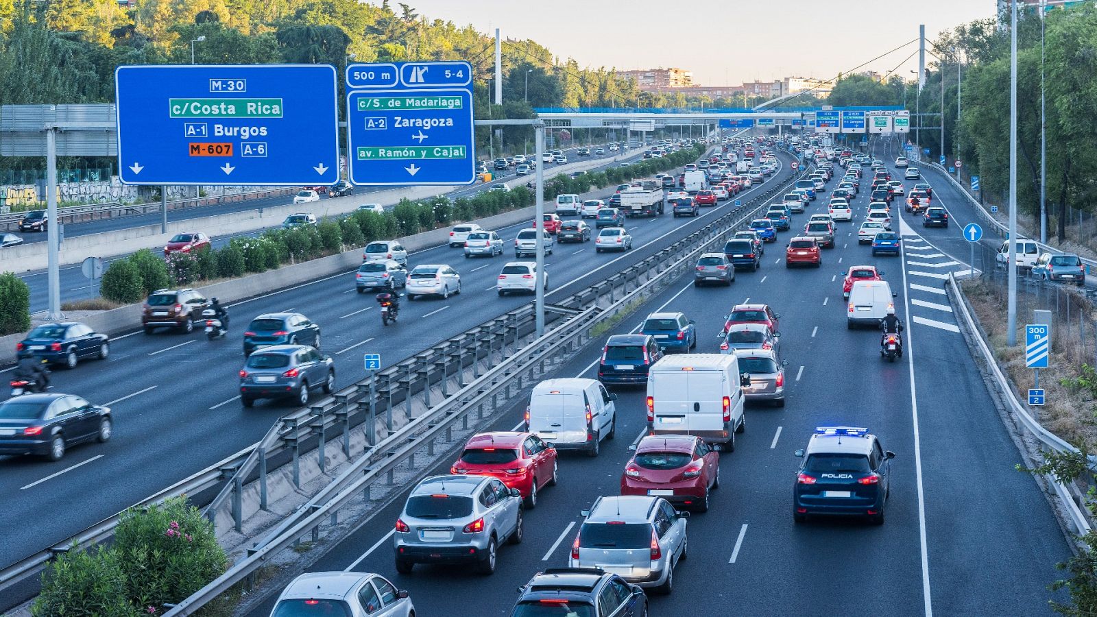 Un grupo de coches en una carretera de España