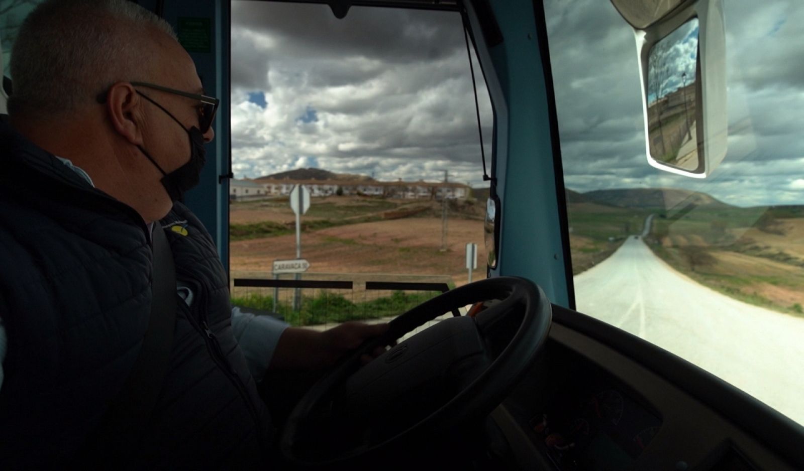 Vecinos de Topares, Almeria, se trasladan de pueblo para celebrar la misa.