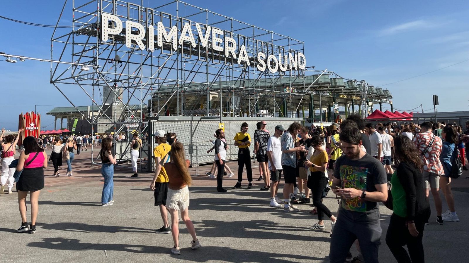 Exteriores del acceso principal para entrar al festival de música Primavera Sound en Barcelona.