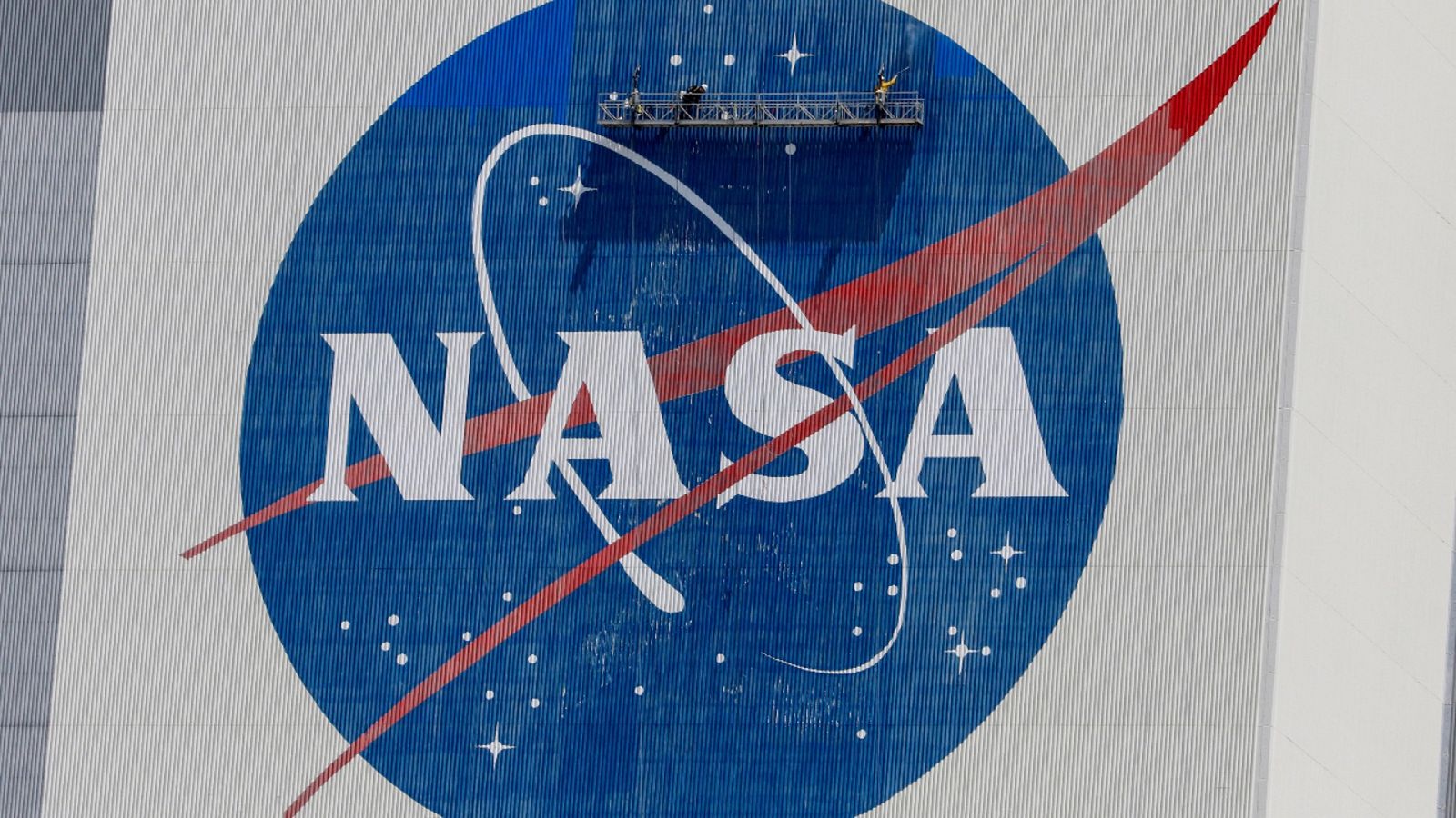 Imagen de archivo de un logotipo de la NASA en el Centro Espacial Kennedy en Cabo Cañaveral, Florida, EE. UU.