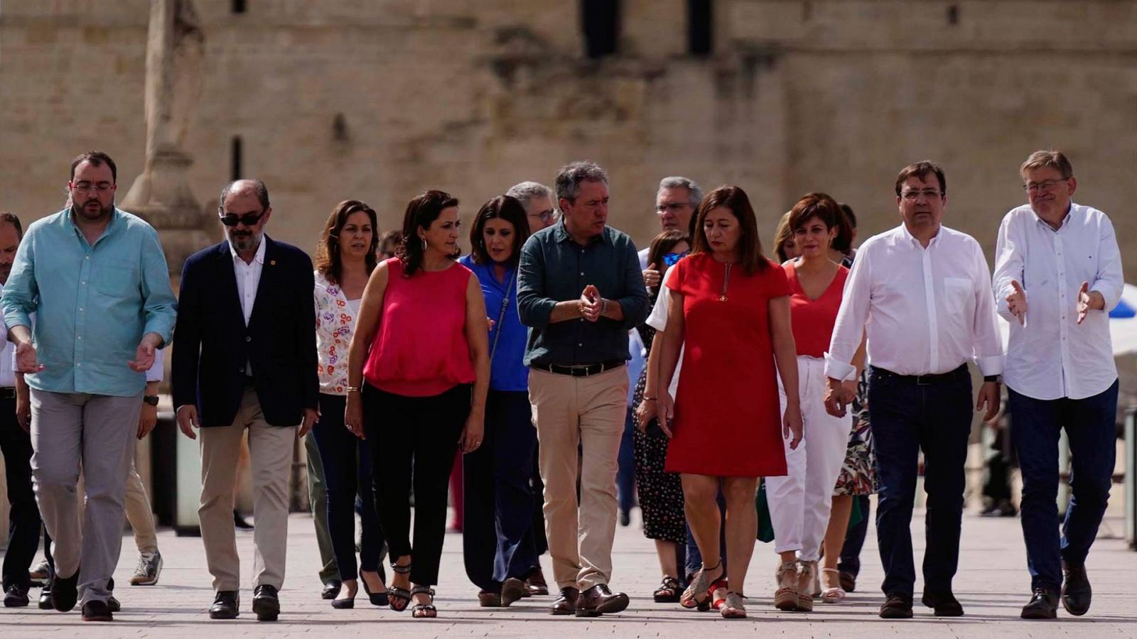 El candidato del PSOE a las elecciones en Andalucía, Juan Espadas, durante un paseo electoral donde es acompañado por los presidentes socialistas de las comunidades autómomas
