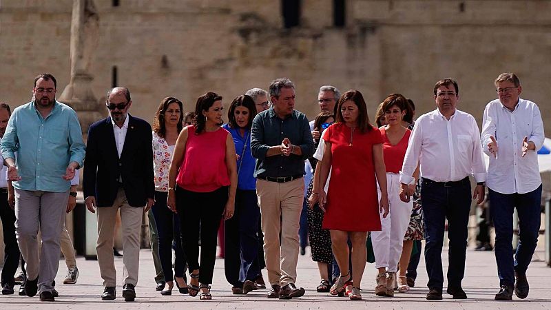 El candidato del PSOE a las elecciones en Andalucía, Juan Espadas, durante un paseo electoral donde es acompañado por los presidentes socialistas de las comunidades autómomas