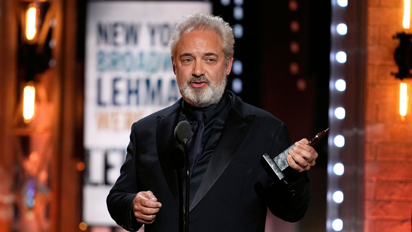 Sam Mendes, con el Tony a la mejor dirección teatral por 'The Lehman Trilogy'.