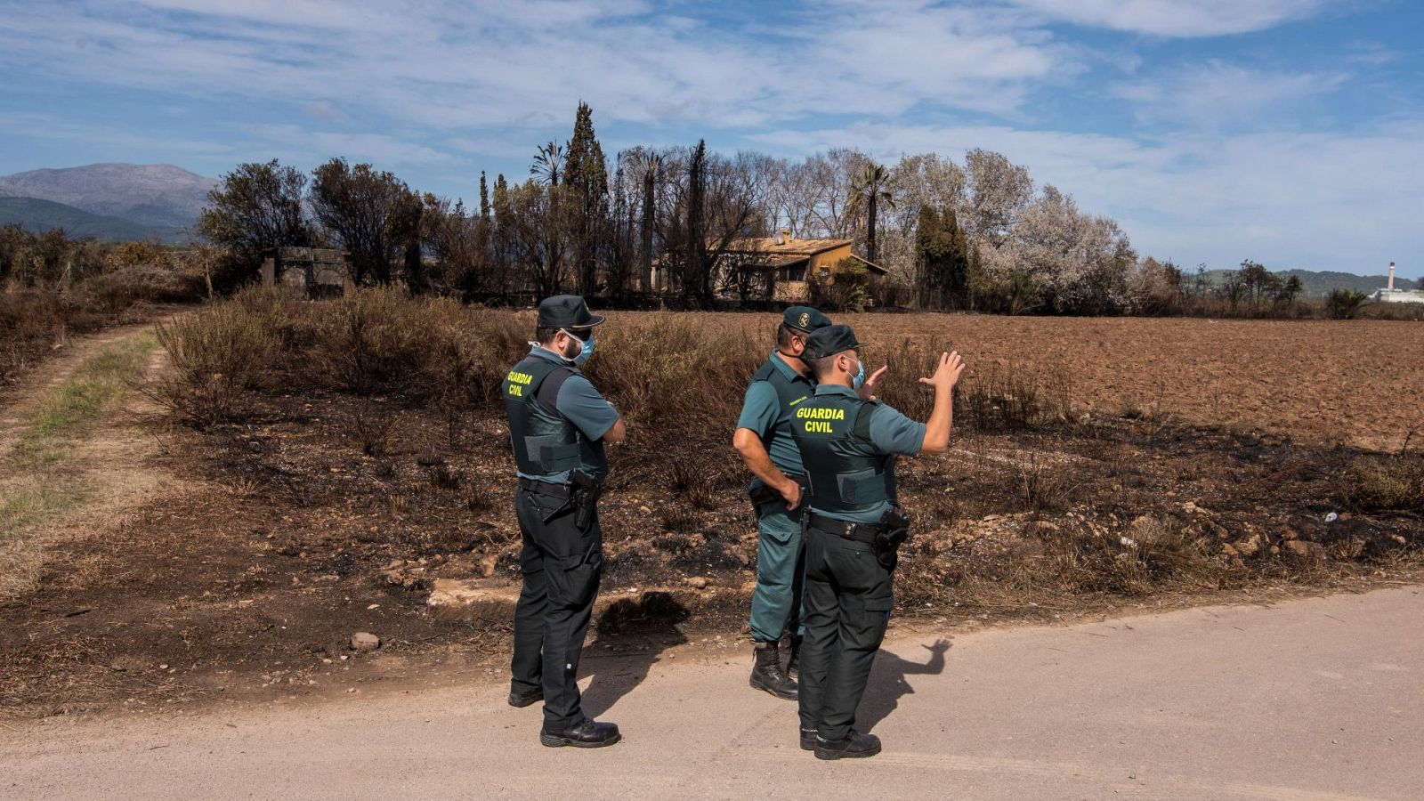 Agentes del Seprona de la Guardia Civil estudian el inicio y el desplazamiento de un incendio