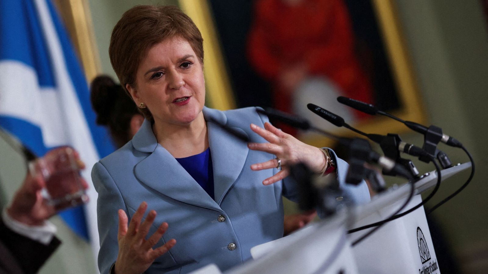 La ministra principal de Escocia, Nicola Sturgeon, en rueda de prensa en Edimburgo. RUSSELL CHEYNE / Pool / Afp