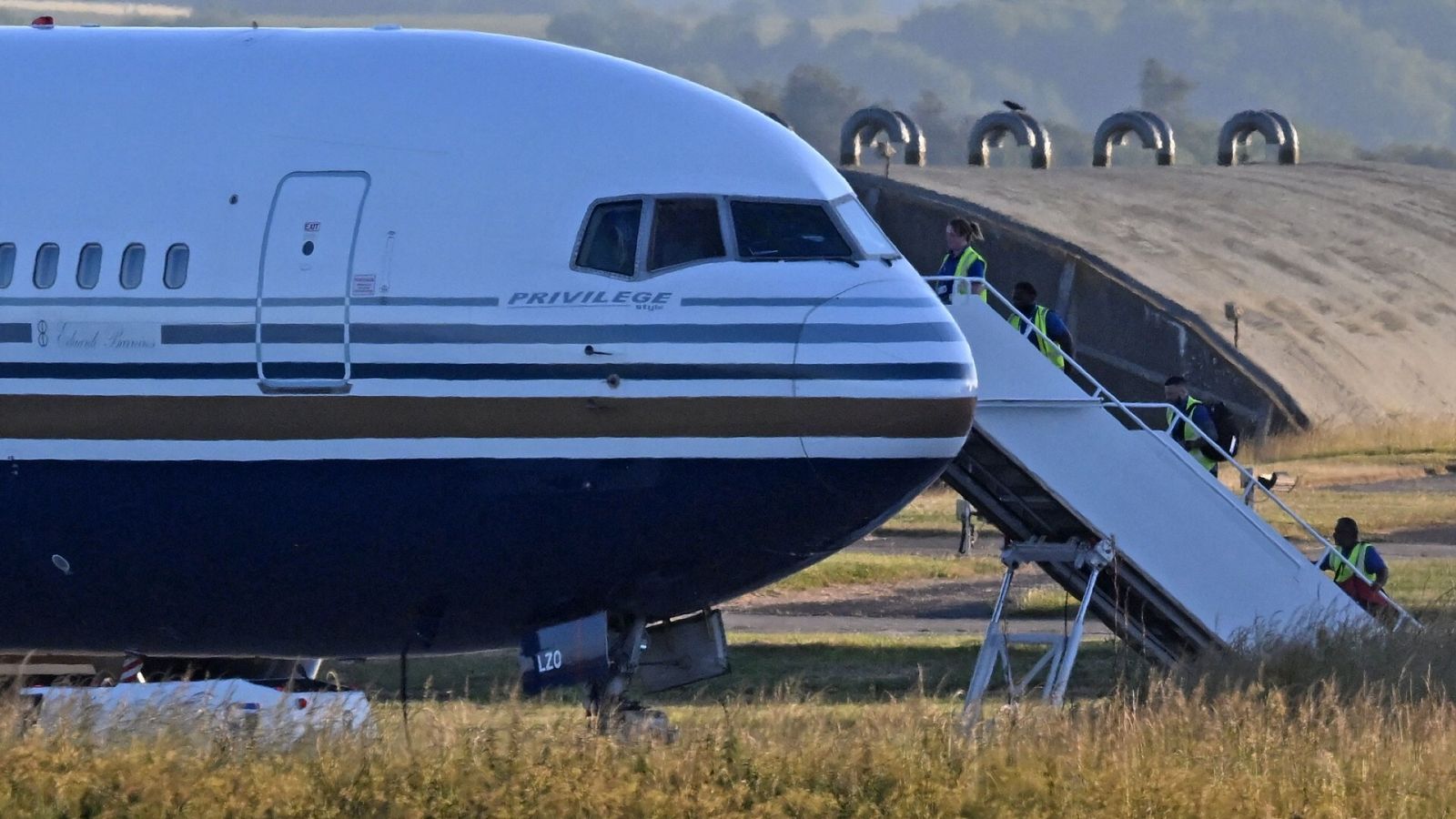 Reino Unido, obligado a paralizar el vuelo de inmigrantes a Ruanda