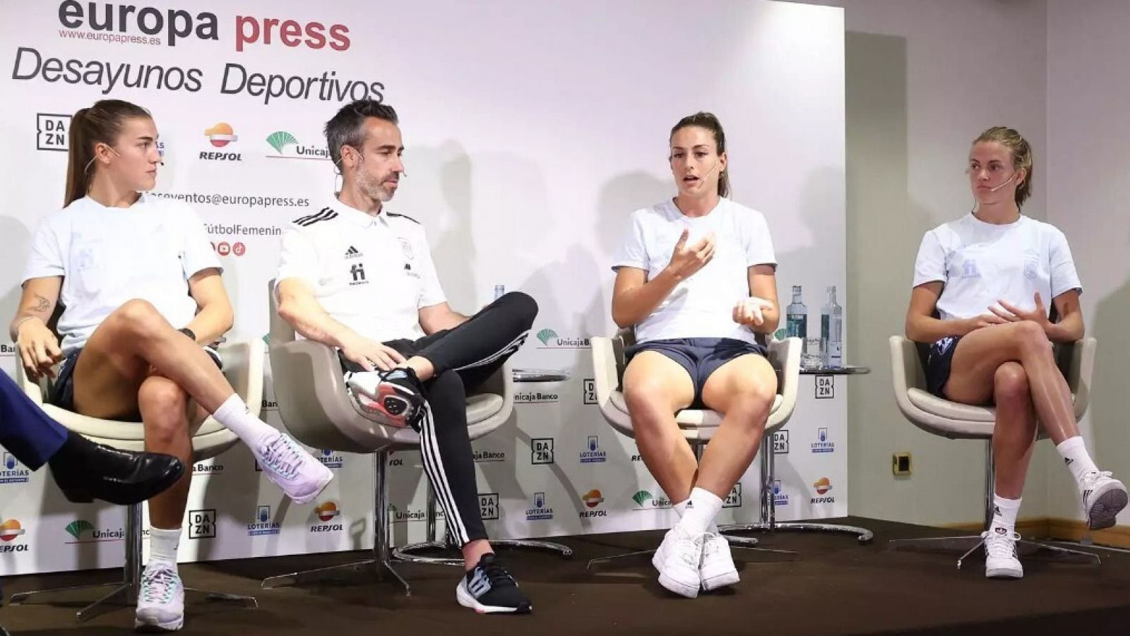 Patricia Guijarro, Jorge Vilda, Alexia Putellas e Irene Paredes durante los Desayunos Deportivos