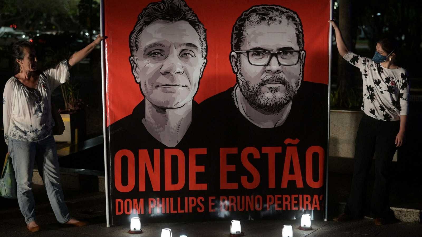 Empleados de la Fundación Nacional Indígena protestan por la desaparición de Dom Phillips y Bruno Pereira.