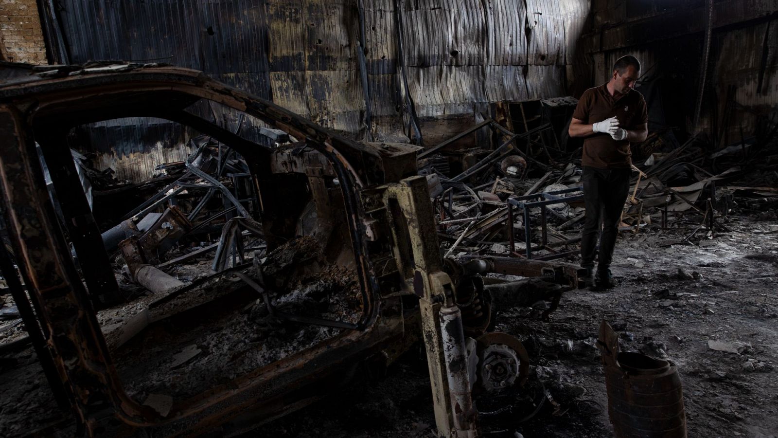 Un empleado recorre una empresa que fue ocupada y destruida hace unos meses por los rusos en Demydiv