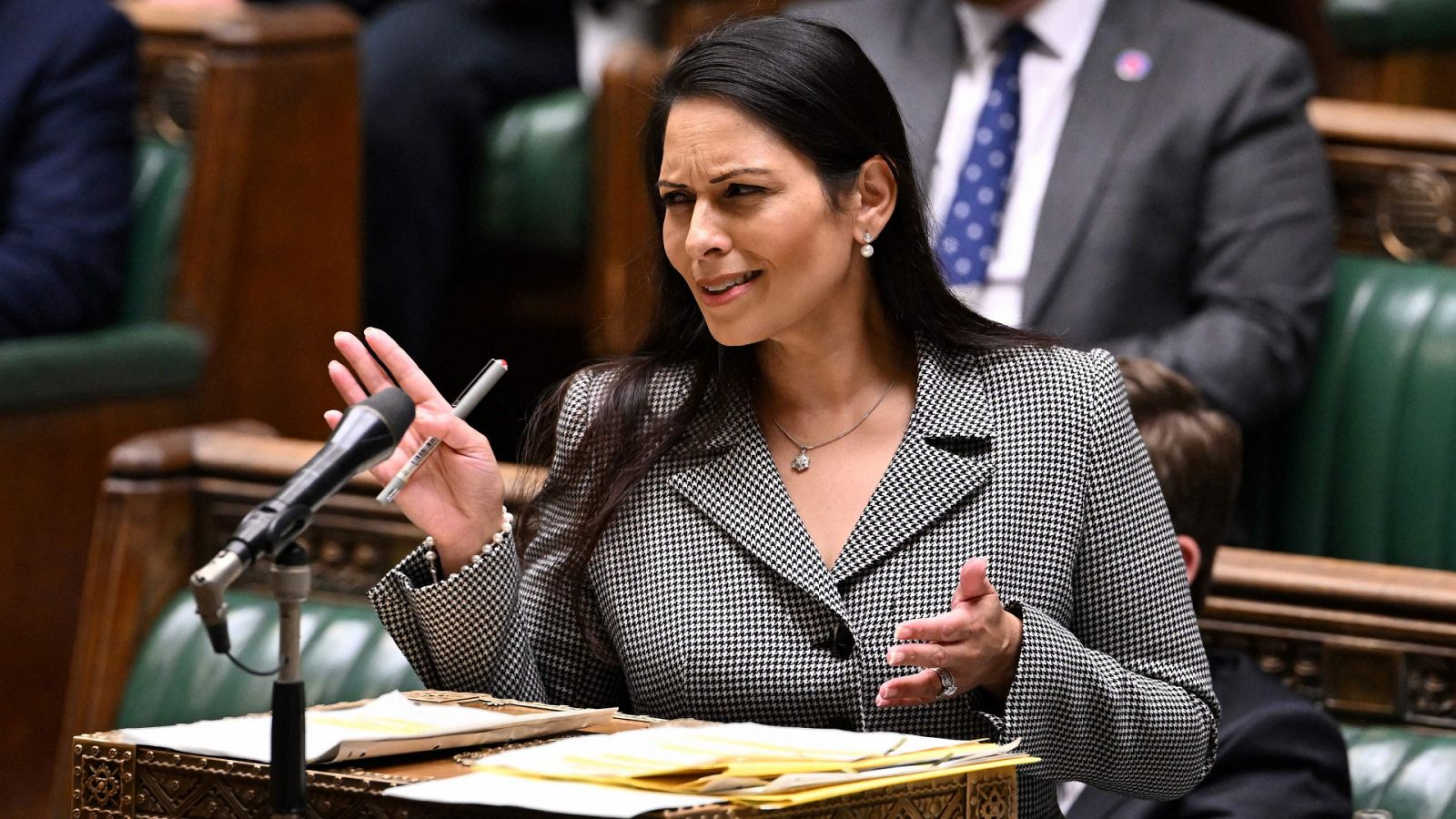 La ministra británica de Interior, Priti Patel, interviene en el Parlamento.