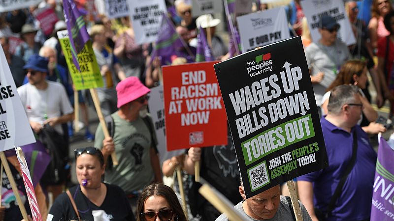 Protesta en Londres para reclamar más medidas contra el aumento de los precios