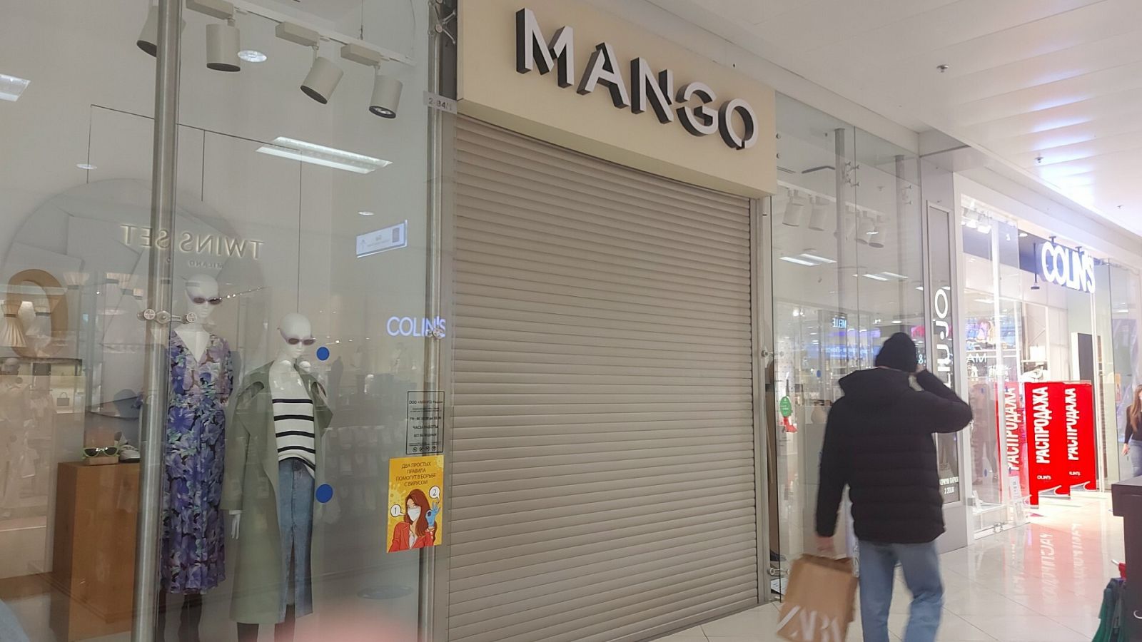 Un hombre pasa junto a una tienda cerrada de la cadena de moda Mango en el centro comercial Evropeiski en Moscú.
