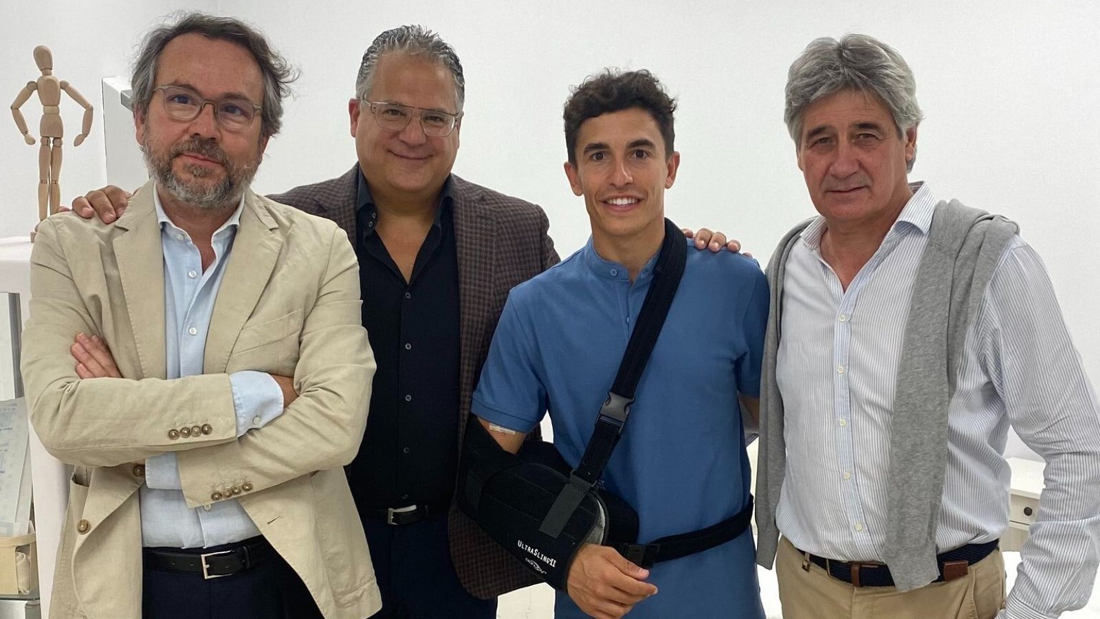 Marc Márquez posa junto a los doctores que le han hecho la revisión de su operación en el húmero.