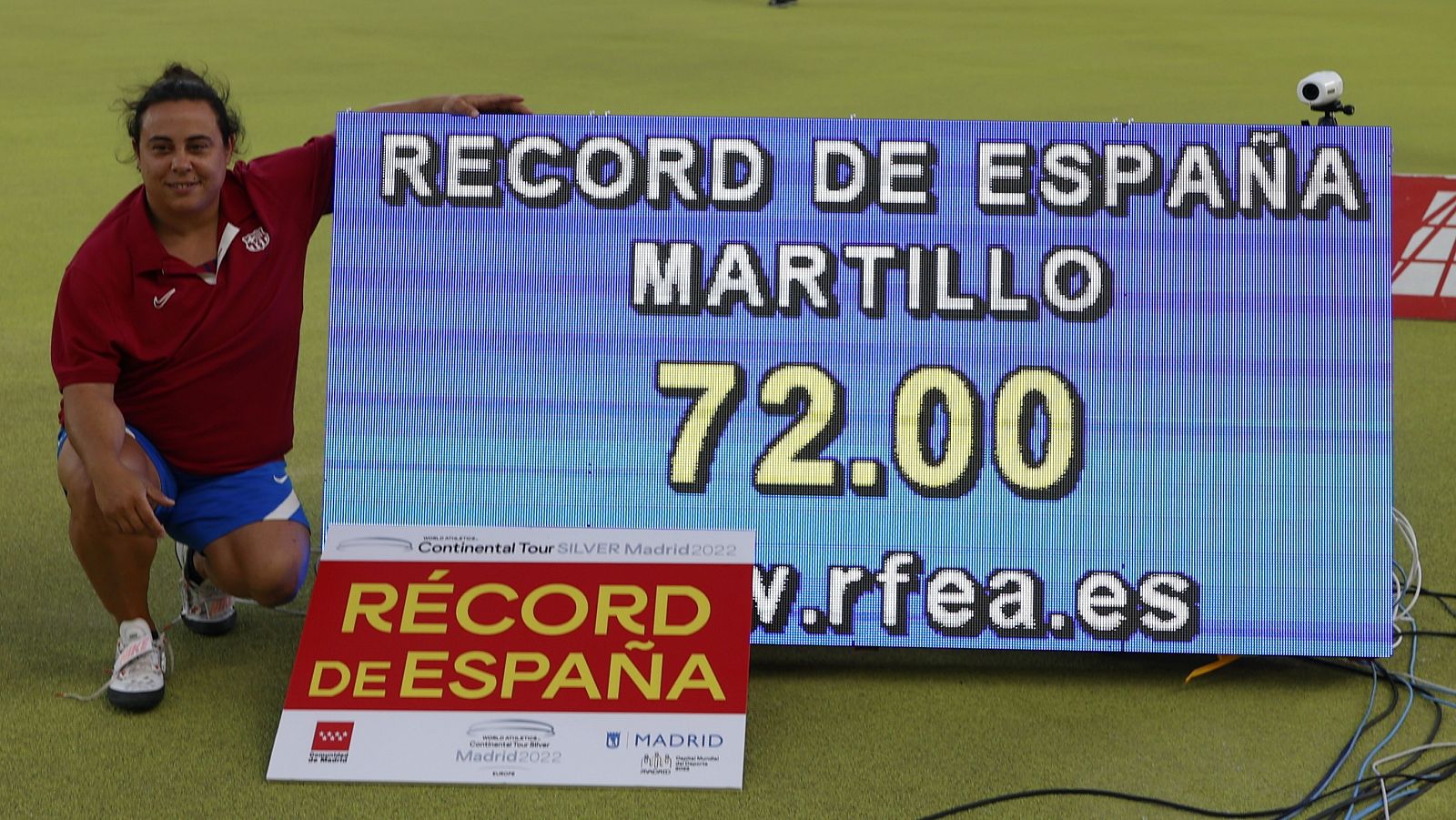 La española batió el récord español por dos veces con las marcas de 71.96 m y 72.00 m en la mejor jornada de su carrera