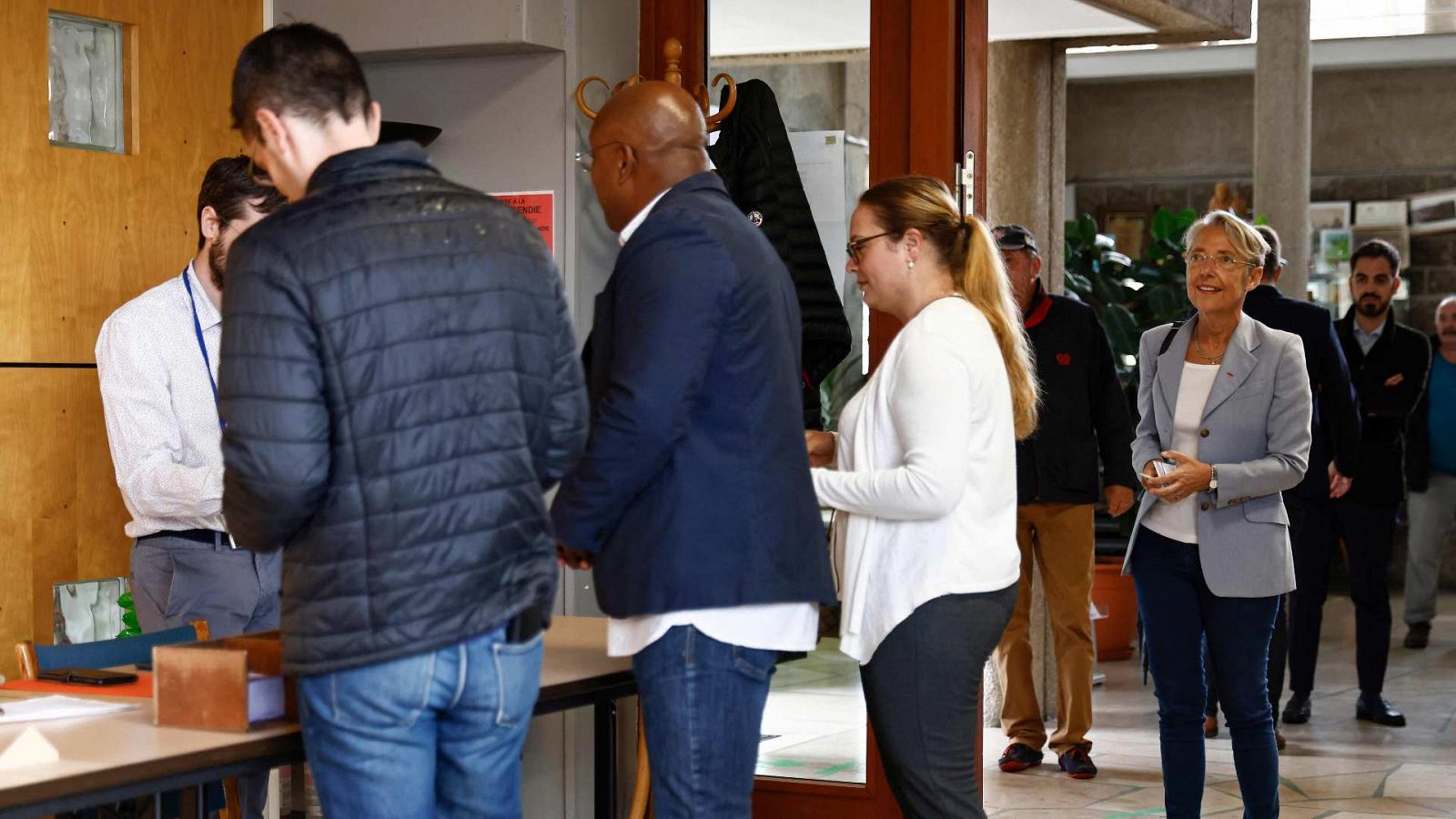 La primera ministra de Francia, Elisabeth Borne (derecha), espera emitir su voto para la segunda etapa de las elecciones