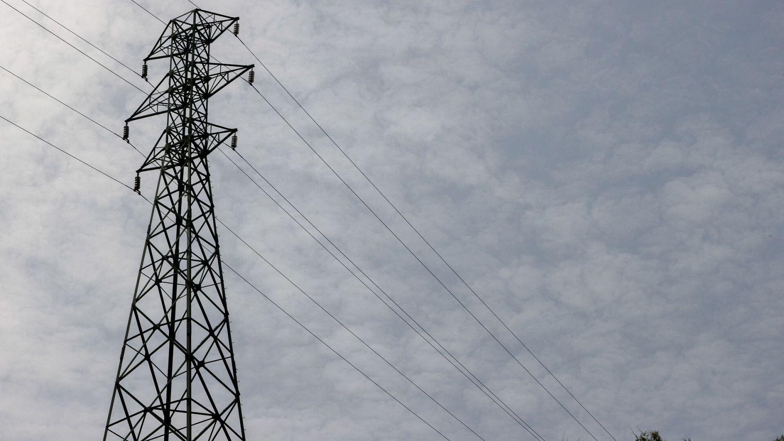 Una torre de red eléctrica de transporte de energía en un barrio de Bilbao