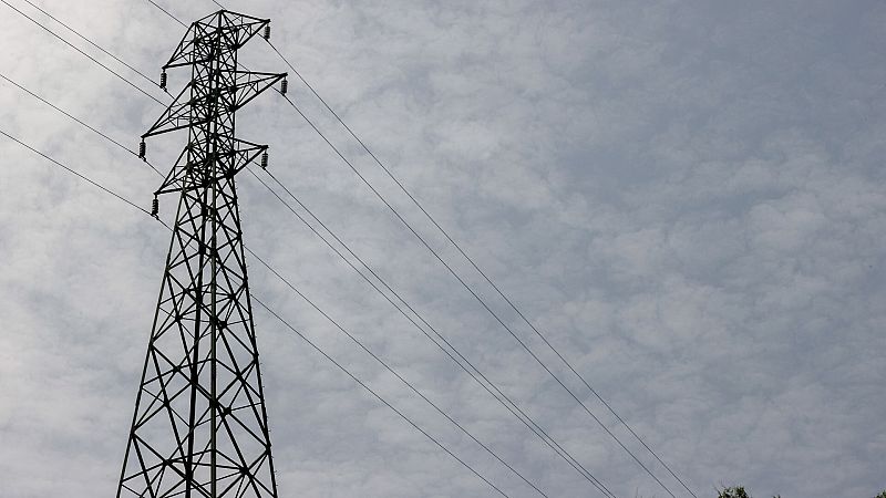 Una torre de red eléctrica de transporte de energía en un barrio de Bilbao
