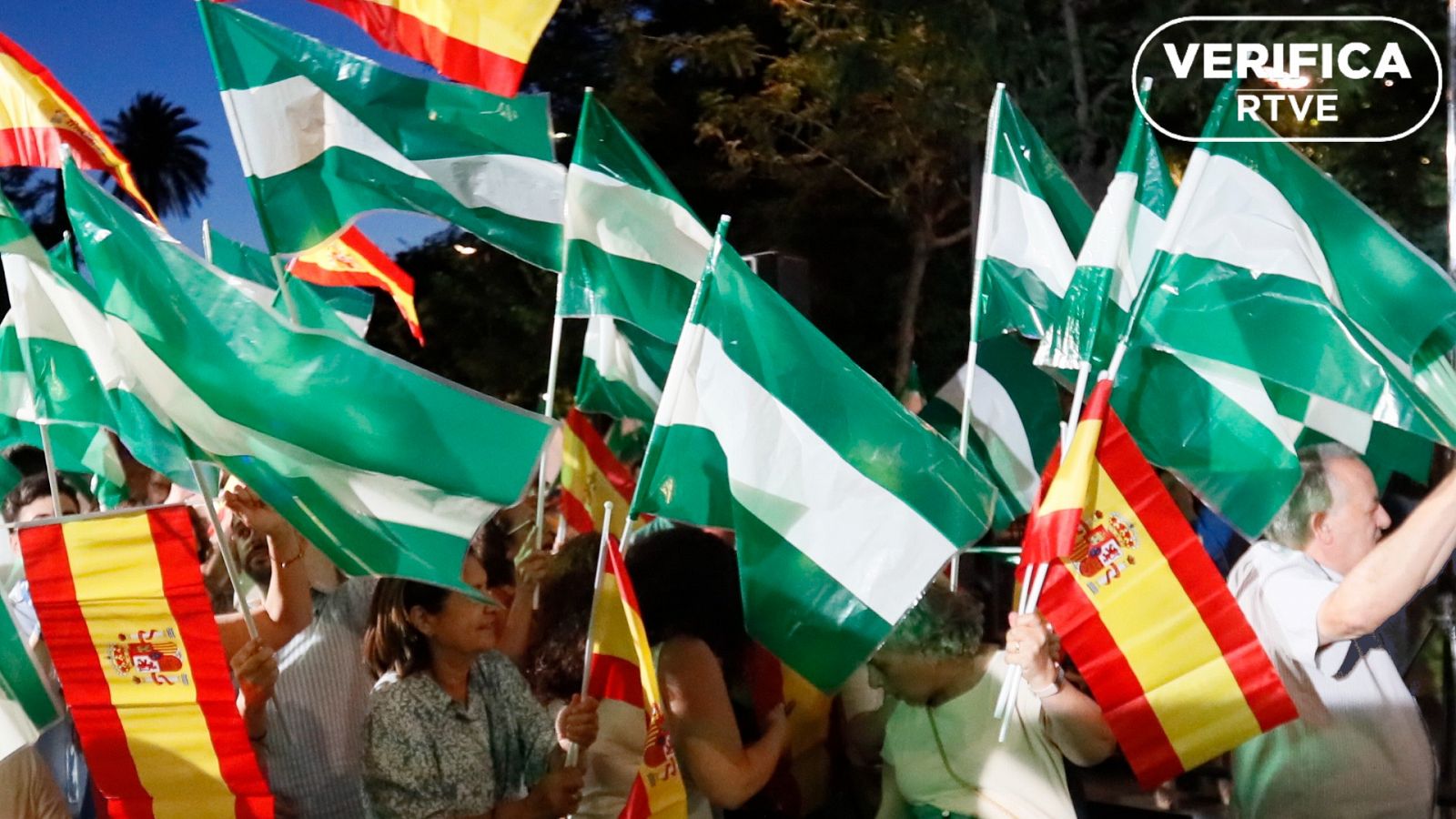 Imagen que muestra el ambiente de celebración en la sede del PP en Sevilla, junto al sello de VerificaRTVE en blanco.