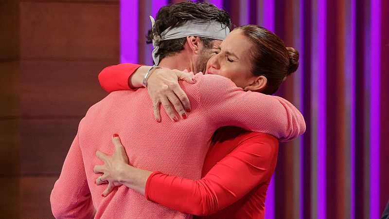 Samantha Vallejo Nágera se abraza a Luismi en MasterChef