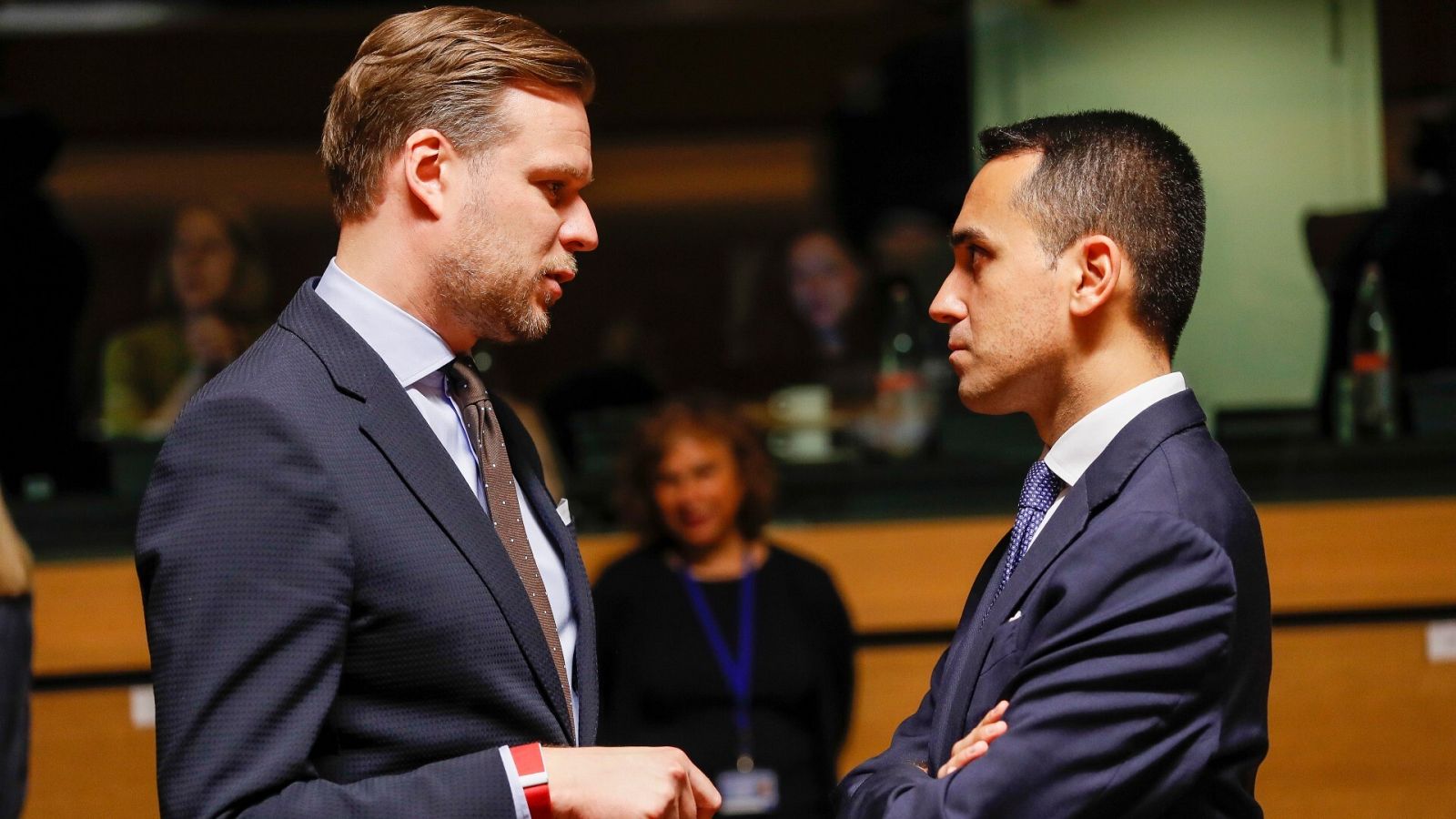 El ministro de Asuntos Exteriores de Lituania, Gabrielius Landsbergis (i), y el ministro de Asuntos Exteriores de Italia, Luigi Di Maio (d), conversan al inicio del Consejo de Asuntos Exteriores en Luxemburgo