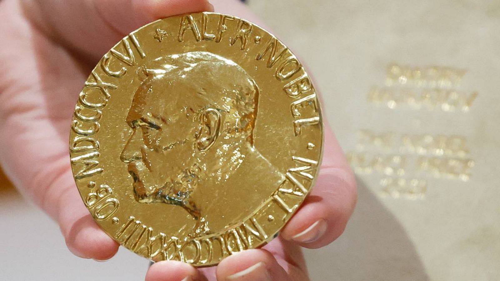 El Premio Nobel de la Paz 2021 antes del inicio de una subasta en beneficio de los niños ucranianos, en el Times Center de Nueva York, Nueva York, EE.UU.