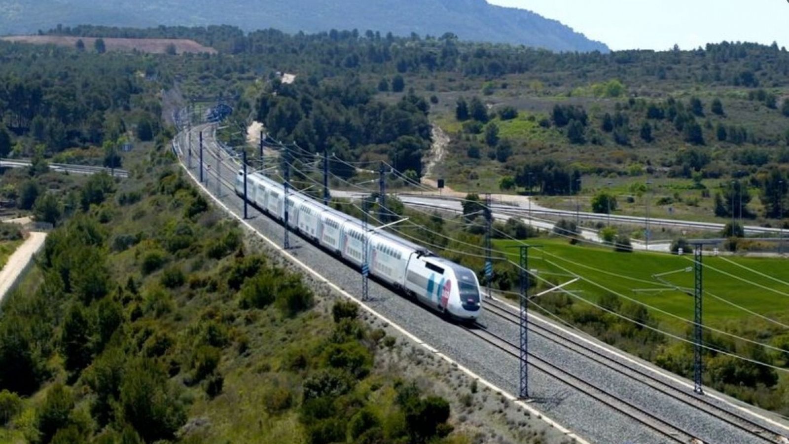 Un convoy de Ouigo en la línea Madrid-Barcelona