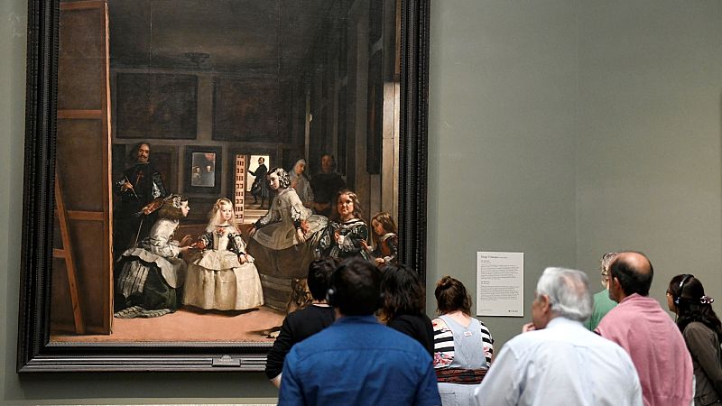 Visitantes observan el cuadro 'Las Meninas', de Velázquez, en el Museo del Prado