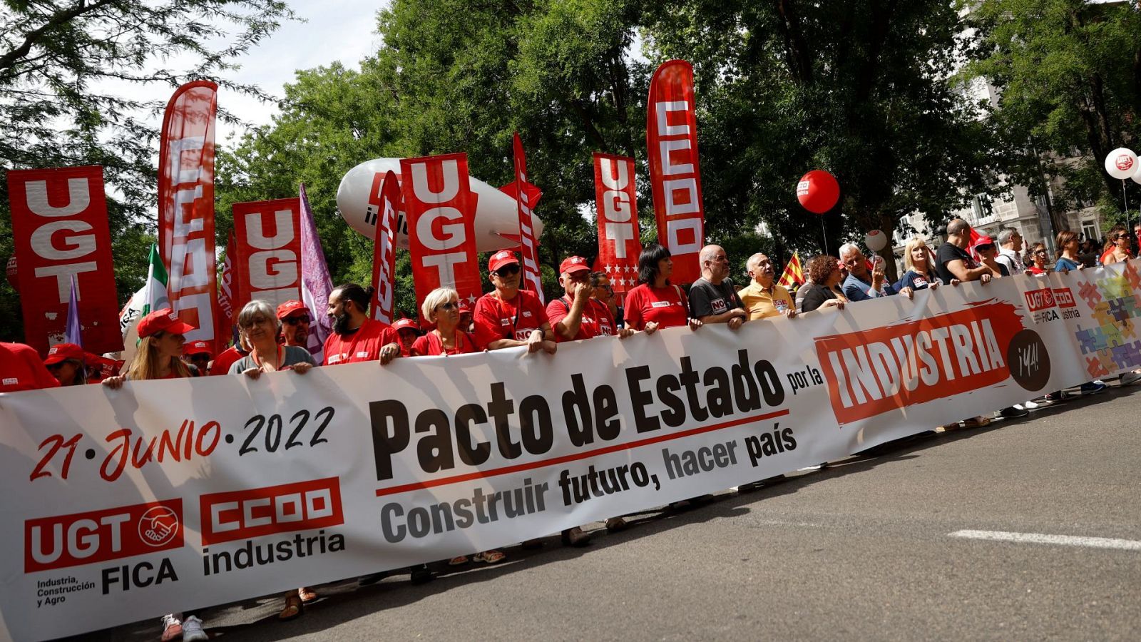 El secretario general de UGT, Pepe Álvarez (c-d) y su homólogo de CCOO, Unai Sordo (c-i) participan en la manifestación por un pacto de Estado para la industia