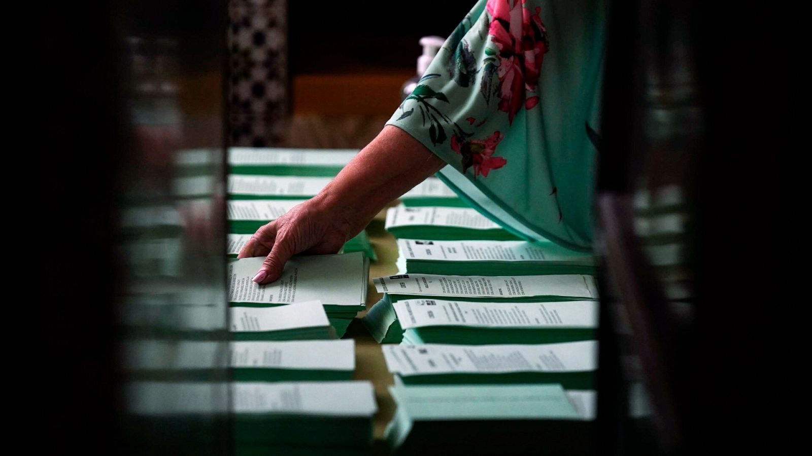 Elecciones andaluzas 2022: apertura de un colegio electoral en Córdoba