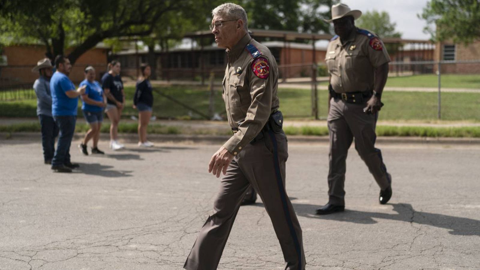 El director del Departamento de Seguridad Pública de Texas, Steven McCraw, camina por la calle frente a la Escuela Primaria Robb en Uvalde. (Imagen de archivo). 