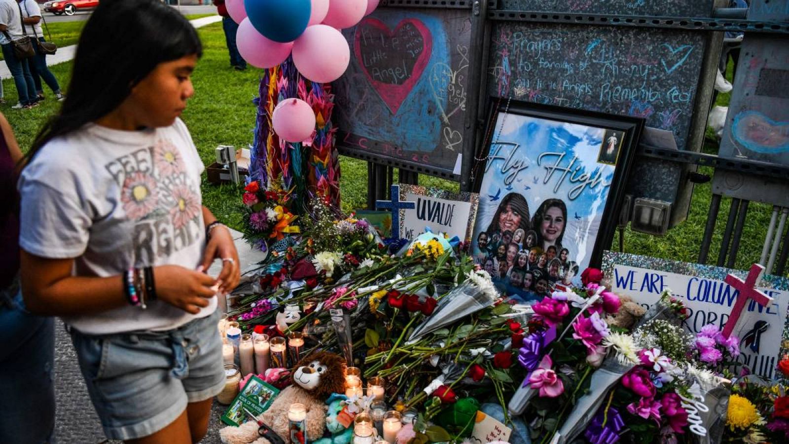 Una niña visita un monumento improvisado para las víctimas del tiroteo fuera del juzgado del condado de Uvalde en Texas.