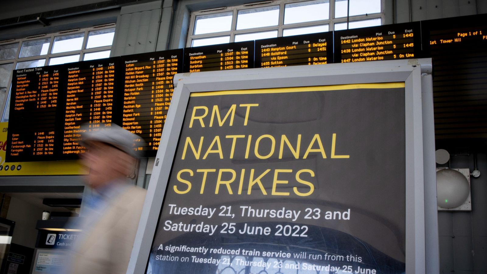 Un cartel informa de la huelga en la estación londinense de Euston
