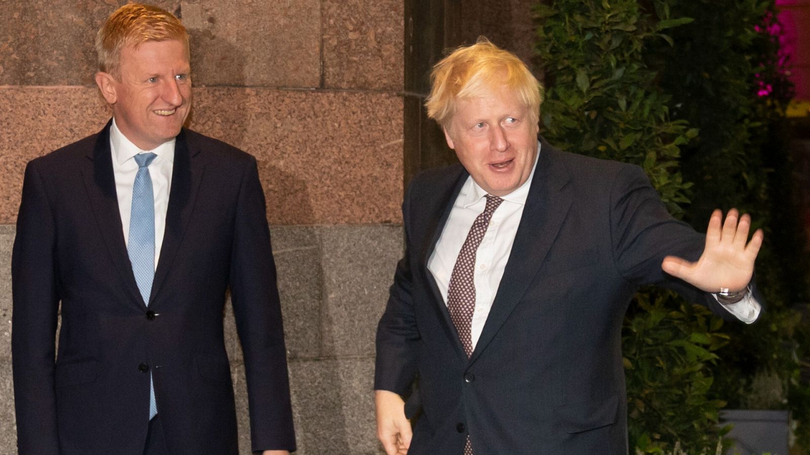 El primer ministro británico, Boris Johnson, junto al presidente del Partido Conservador, Oliver Dowden, en una imagen de archivo (octubre 2021). Foto: AP Photo/Jon Super