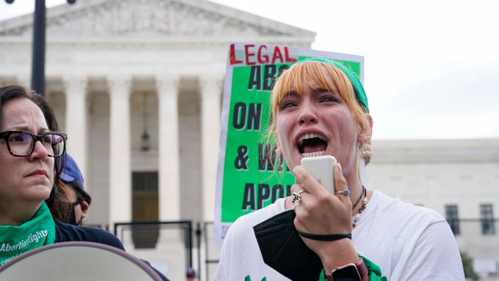 Una lágrima rueda por la mejilla de una activista por el derecho al aborto frente al Tribunal Supremo en Washington