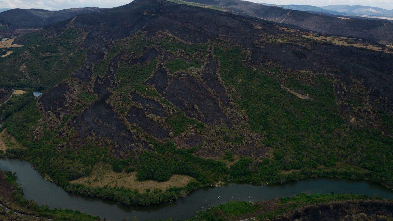 Imagen tomada desde un dron del monte Arizdigorri donde se ven las secuelas en sus laderas del incendio de esos últimos dias.