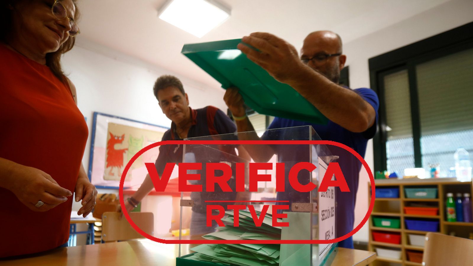Miembros de una mesa electoral en las elecciones andaluzas de 2022 con sello Verifica