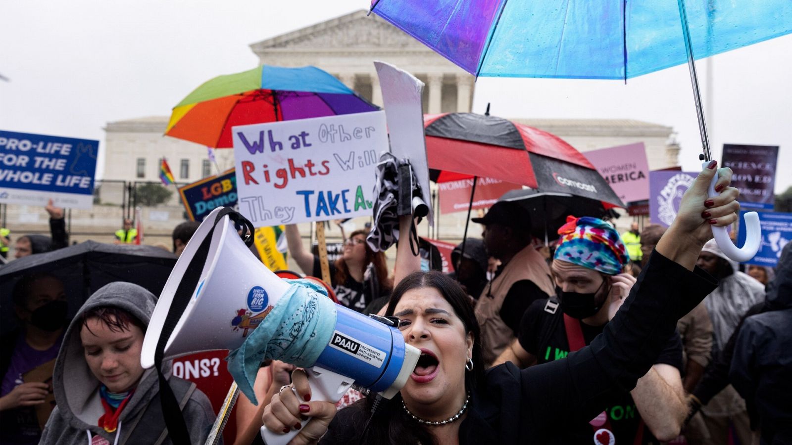 Protestas a las afueras de la Corte Suprema por la derogación del derecho al aborto en EEUU