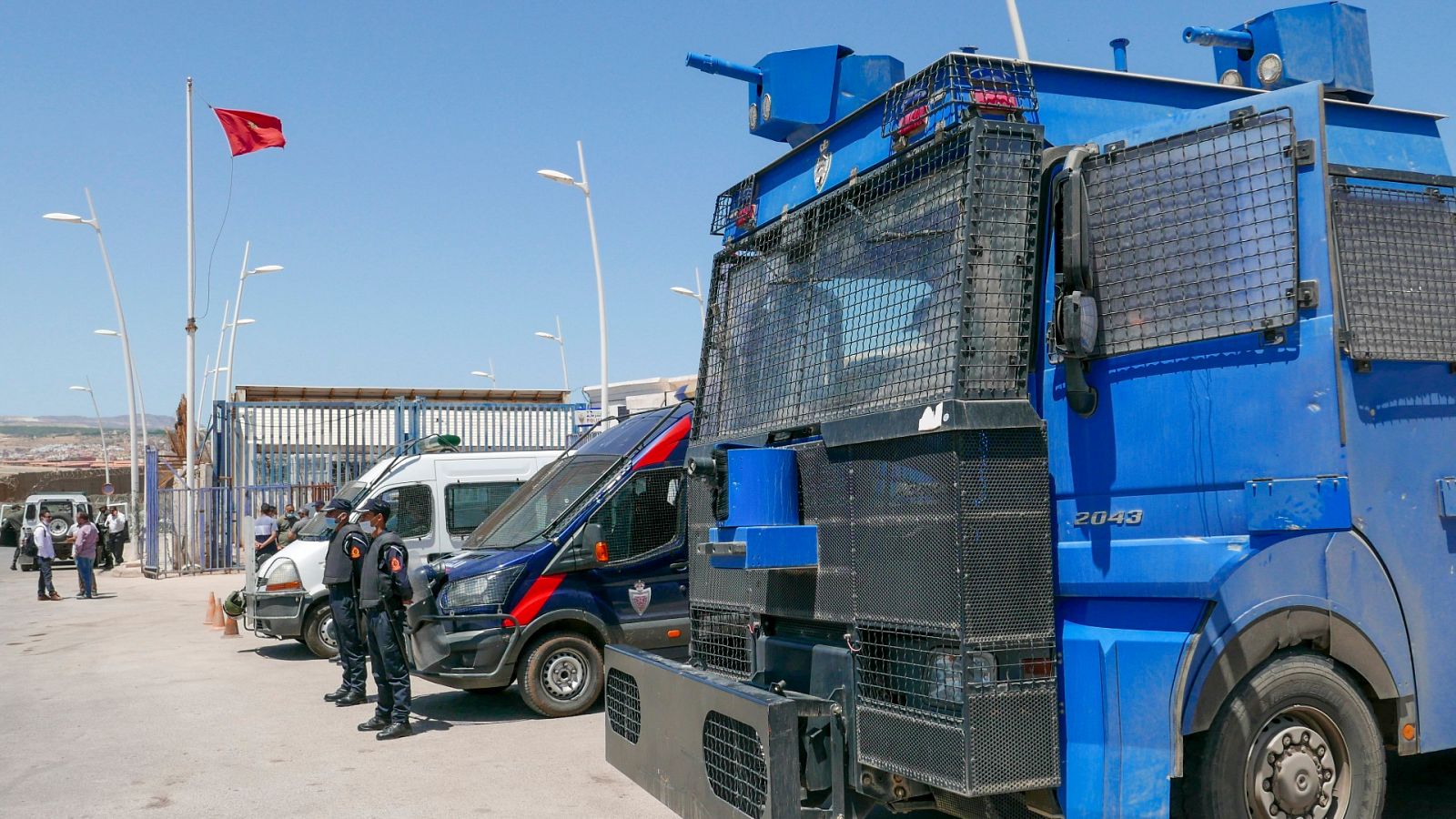 Policías marroquíes en el paso fronterizo de Nador con Melilla