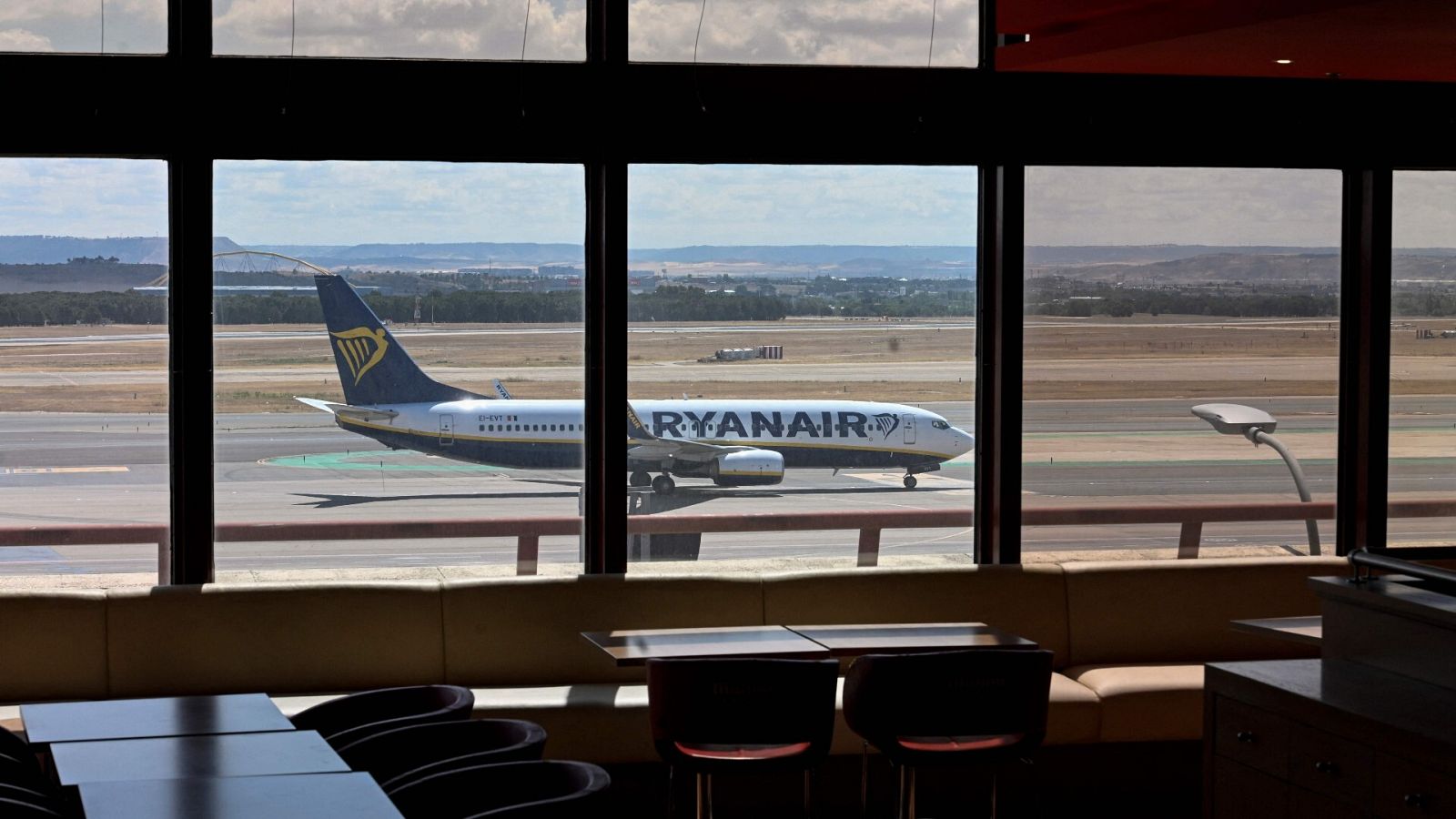 Un avión de Ryanair en el aeropuerto Adolfo Suárez Madrid-Barajas