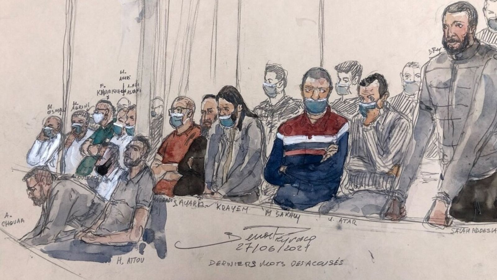 Salah Abdeslam (dcha.) junto a los otros acusados en el juicio por los atentados en París