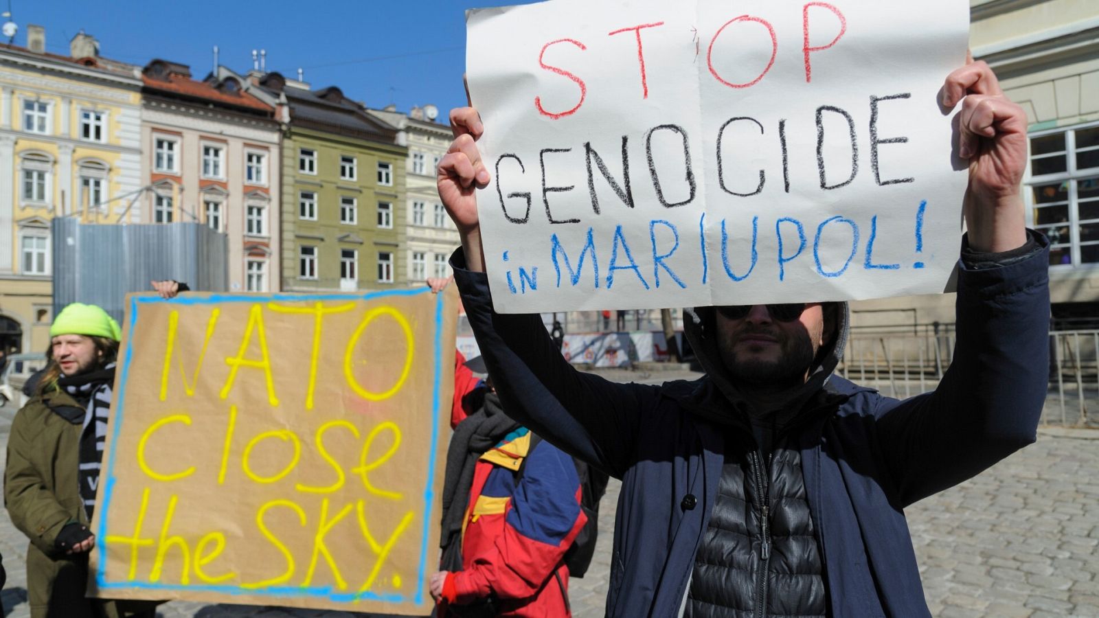 Manifestantes que piden a la OTAN el cierre del cielo sobre Ucrania