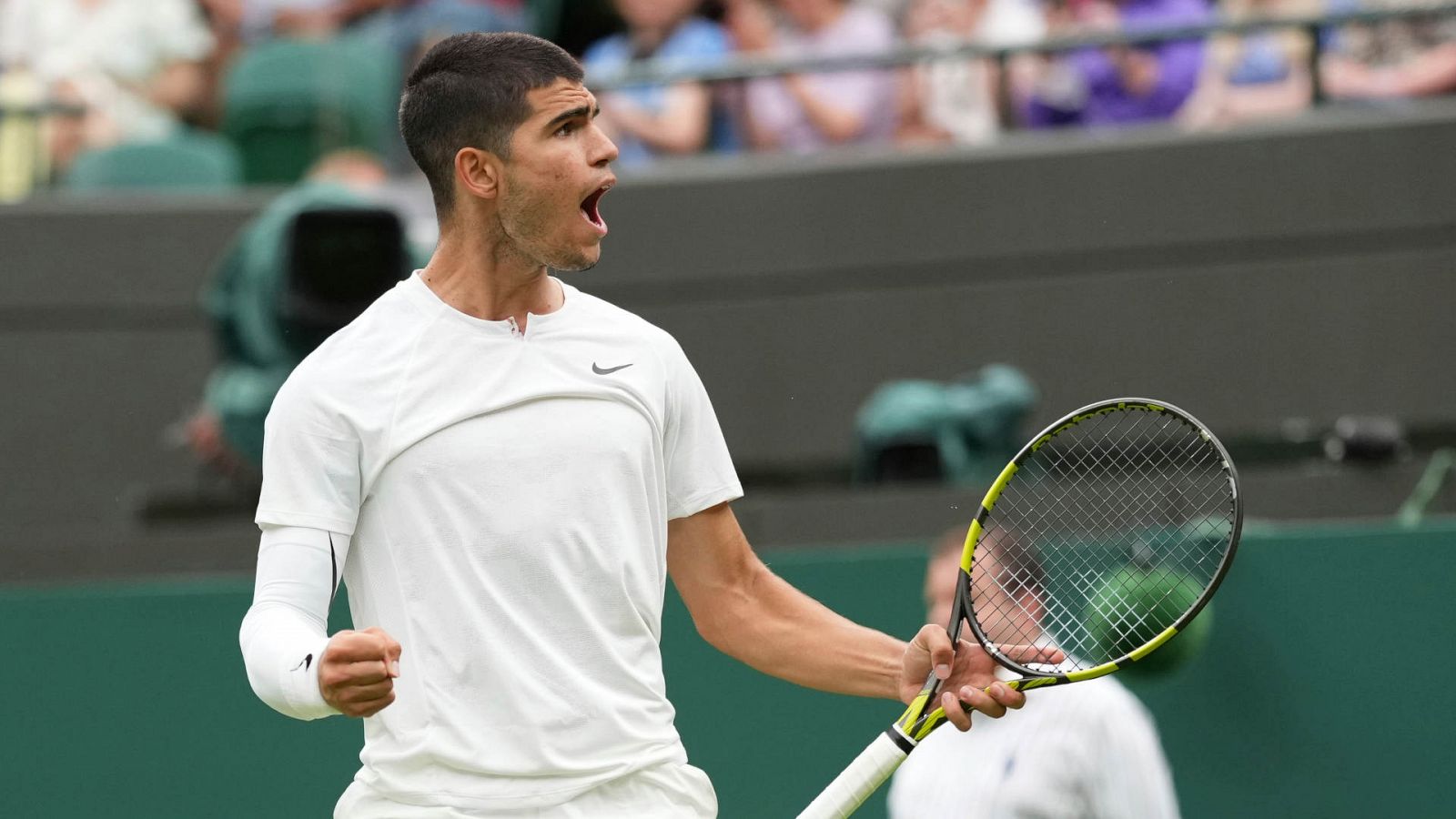 Alcaraz celebra un punto en Wimbledon