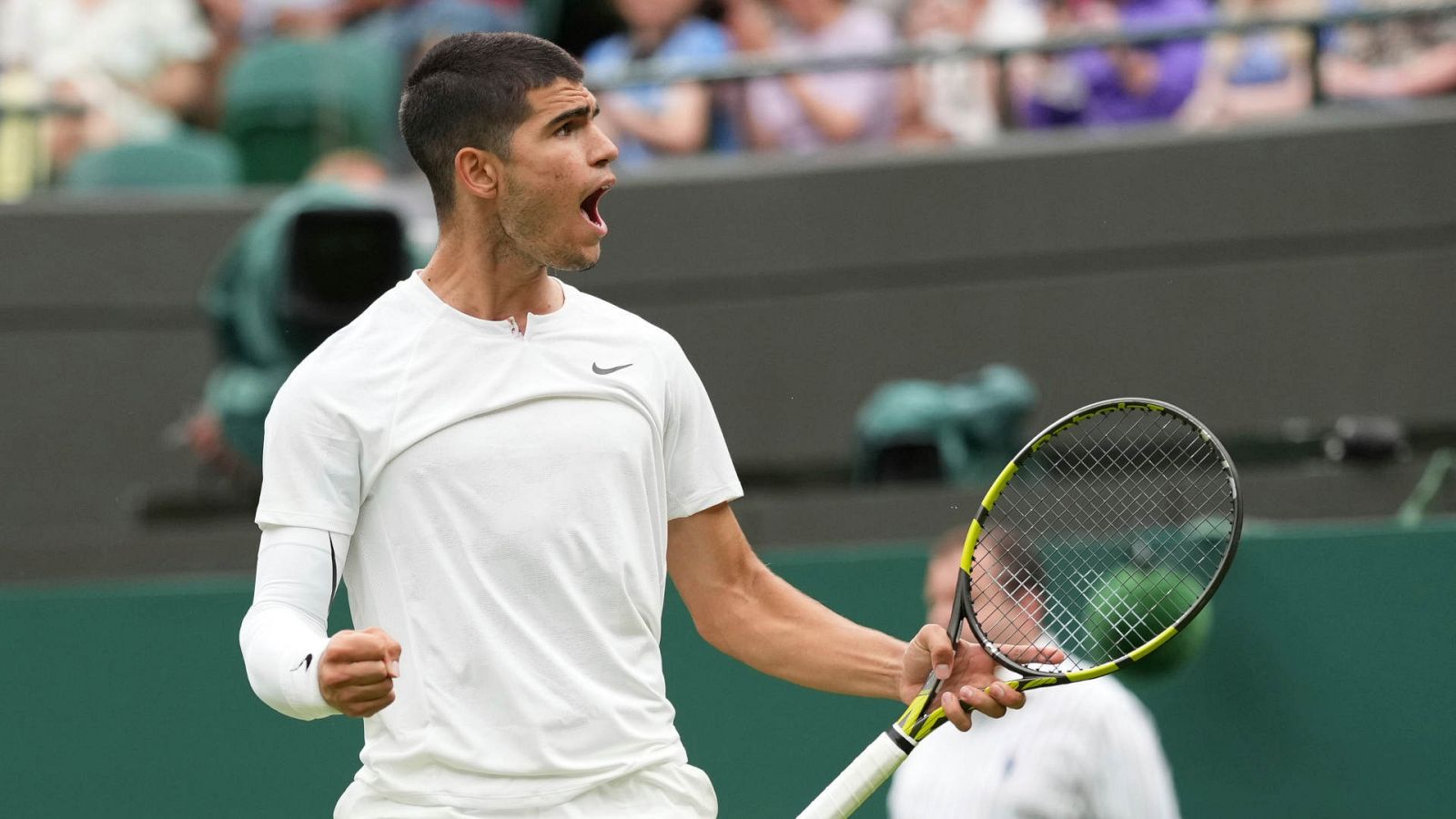 Alcaraz celebra un punto en Wimbledon 