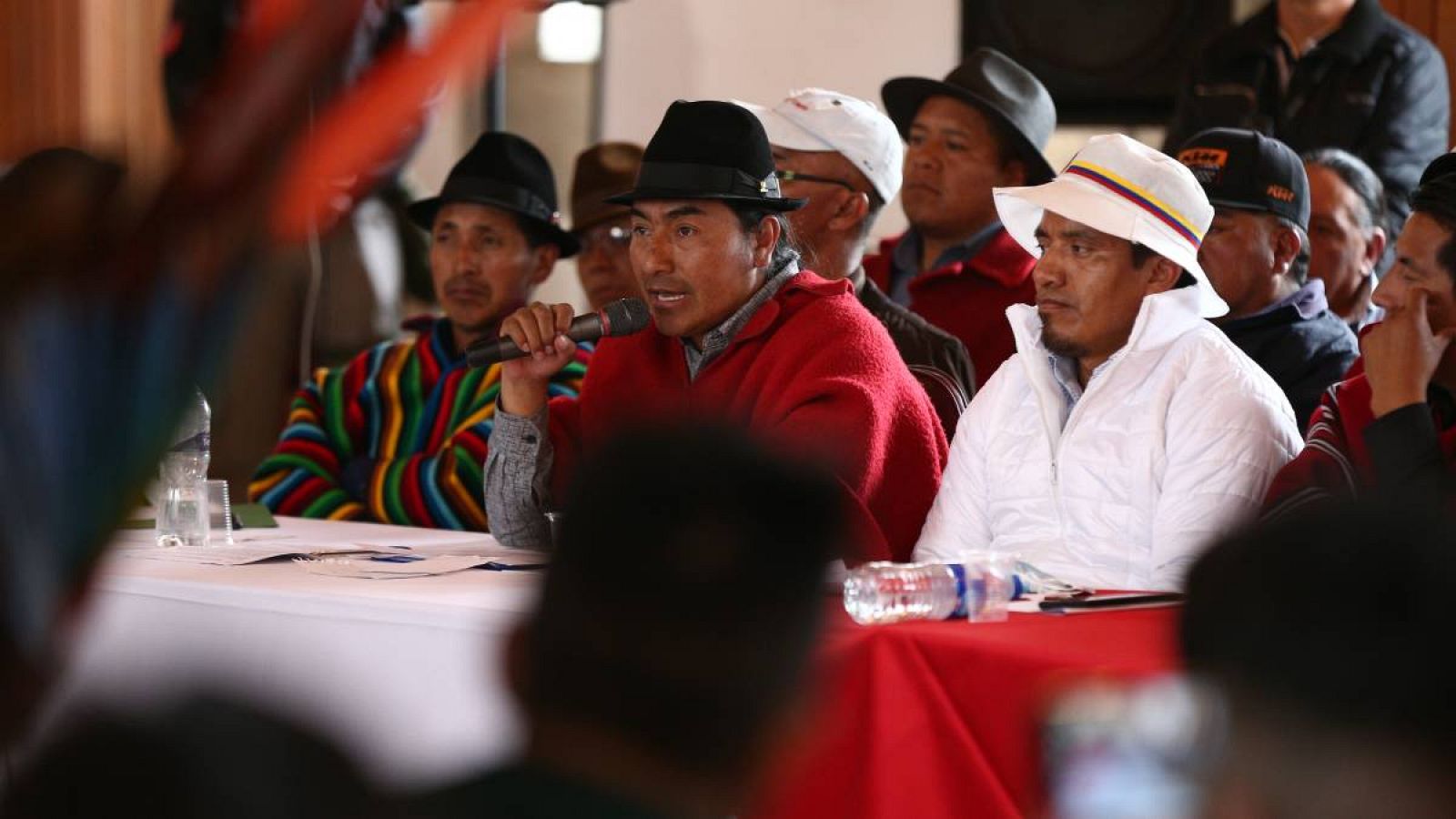 Leonidas Iza, presidente de la Confederación de Nacionalidades Indígenas, participa en una reunión con representantes de los cinco poderes del Estado de Ecuador. 